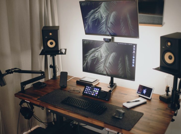 Monitor wall in a fitted gallery