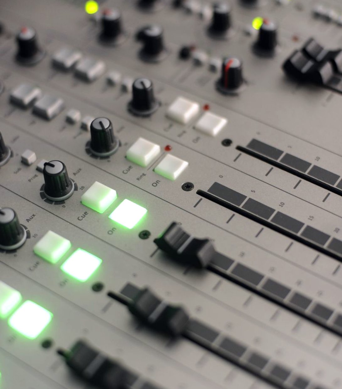 Two Ways to Cut a Live Show: Fixed Script or Open Cutting