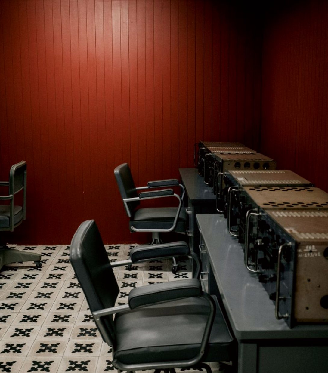 Inside the Gallery: How a Live Cue Actually Lands on Time